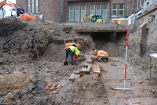 847245 Afbeelding van het uitgraven van 'Put 1' op de binnenplaats van het voormalige Hoofdpostkantoor (Neude 11) te ...